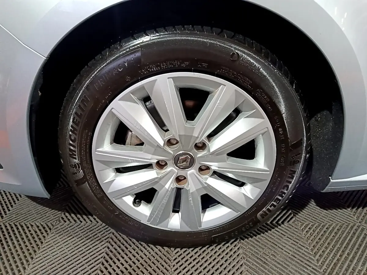 Gros plan sur la roue avant droite gris clair de la Renault Mégane Business Blue dCi 115 EDC avec jante alliage et pneu Michelin.