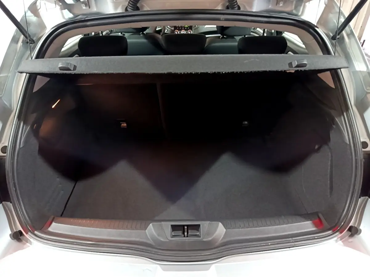 Coffre ouvert vu de l’arrière d’une Renault Mégane Business Blue dCi 115 EDC gris clair, intérieur noir.