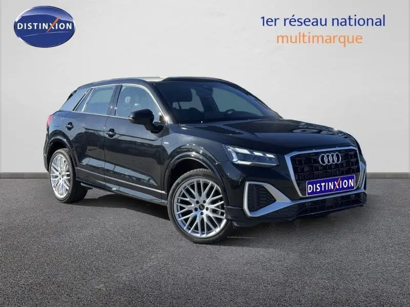 Audi Q2 30 TDI S line noir Mythic métallisé en 3/4 avant, avec jantes alliage et calandre noire distinctive.