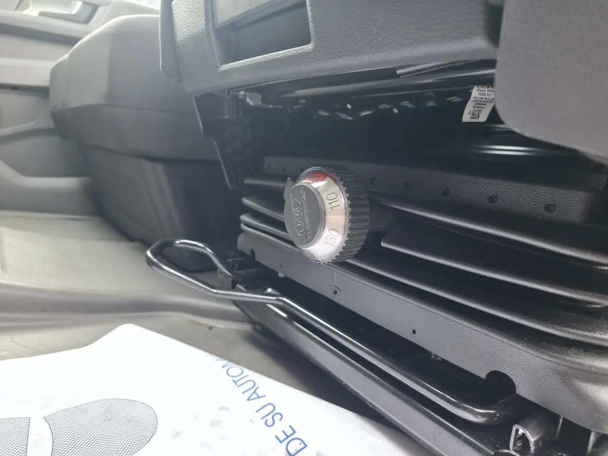 Détail du réglage de suspension sous le siège conducteur du Volkswagen Crafter Fourgon blanc 2023.