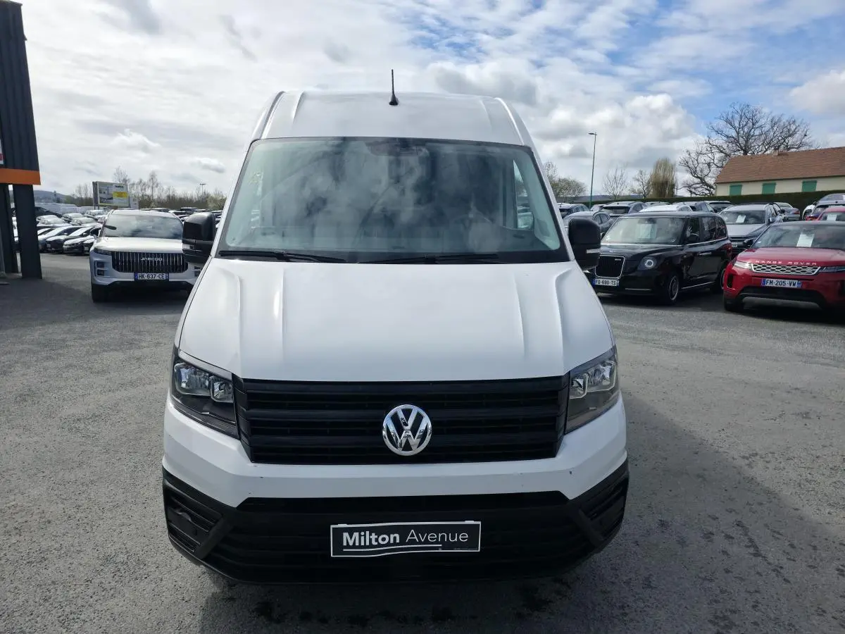 Vue frontale d'un Volkswagen Crafter fourgon blanc avec calandre noire et logo VW bien visible.