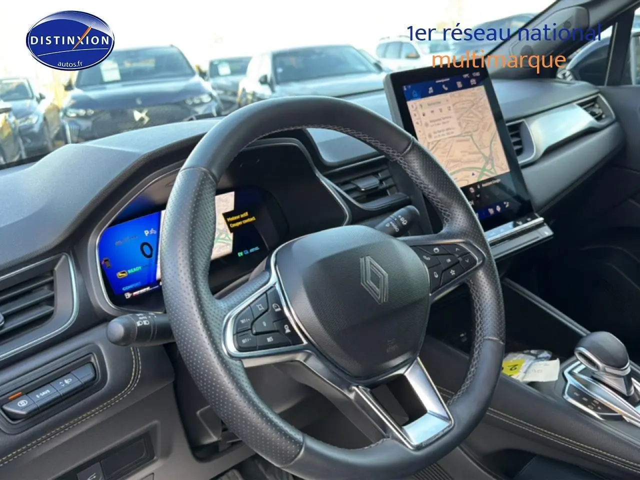 Intérieur Renault Symbioz 2025 vu côté conducteur, volant cuir multifonction et écran tactile vertical avec GPS.