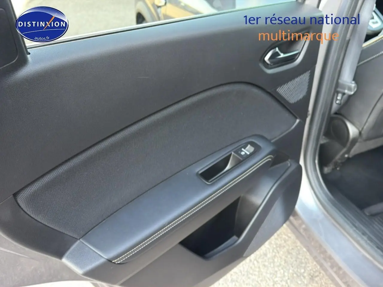 Vue rapprochée de la porte arrière gauche grise du Renault Symbioz 2025 avec garniture noire et commande de fenêtre.