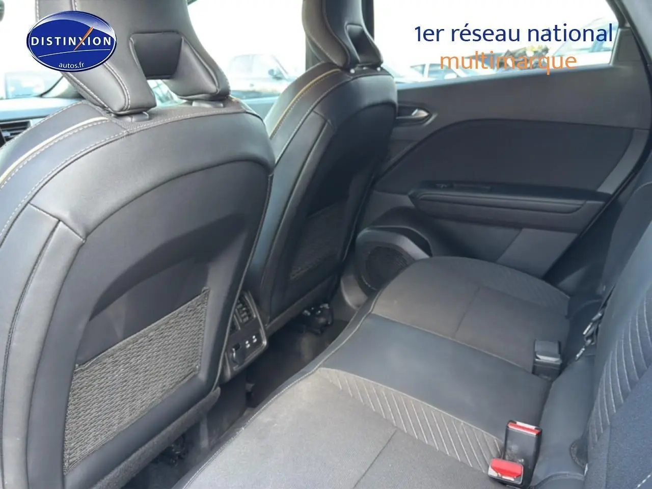 Vue intérieure arrière côté droit du Renault Symbioz 2025, sièges noirs en cuir et tissu avec filets de rangement au dos.