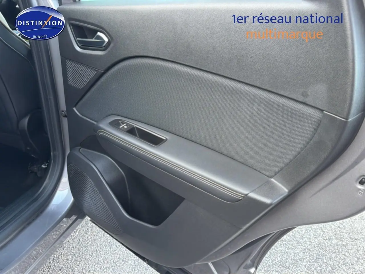 Vue rapprochée de la porte arrière droite grise du Renault Symbioz 2025, avec panneau noir et haut-parleur intégré.