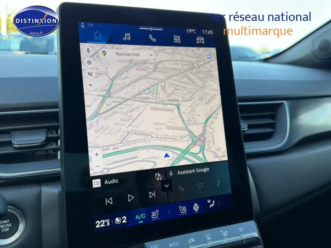 Vue intérieure centrée sur l'écran tactile du GPS de la Renault Symbioz 2025, tableau de bord noir.