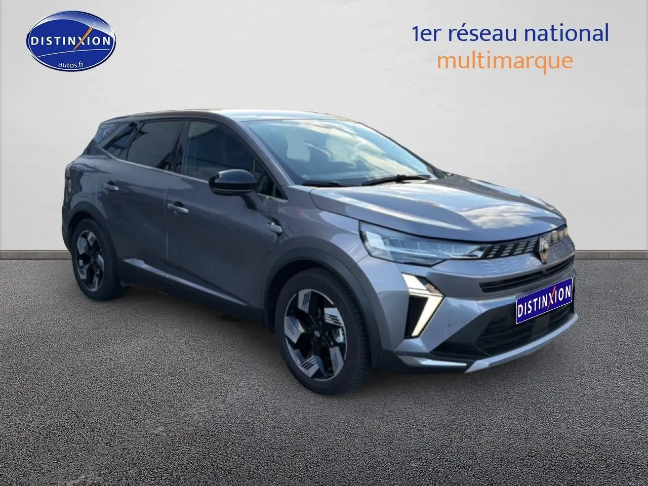 Renault Symbioz gris métallisé en 3/4 avant droit, avec calandre moderne et jantes au design futuriste.