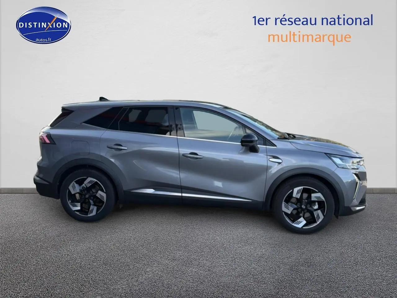 Profil droit d’un Renault Symbioz gris métallisé 2025 avec jantes noires et vitres arrière surteintées.