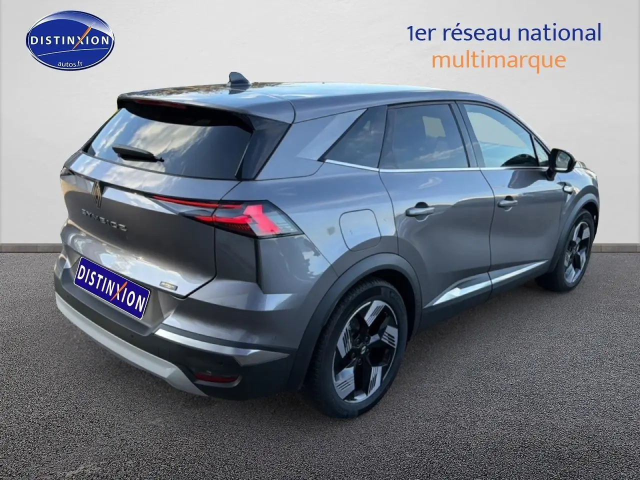 Vue 3/4 arrière droite du Renault Symbioz gris métallisé avec barres de toit et vitres arrière surteintées.