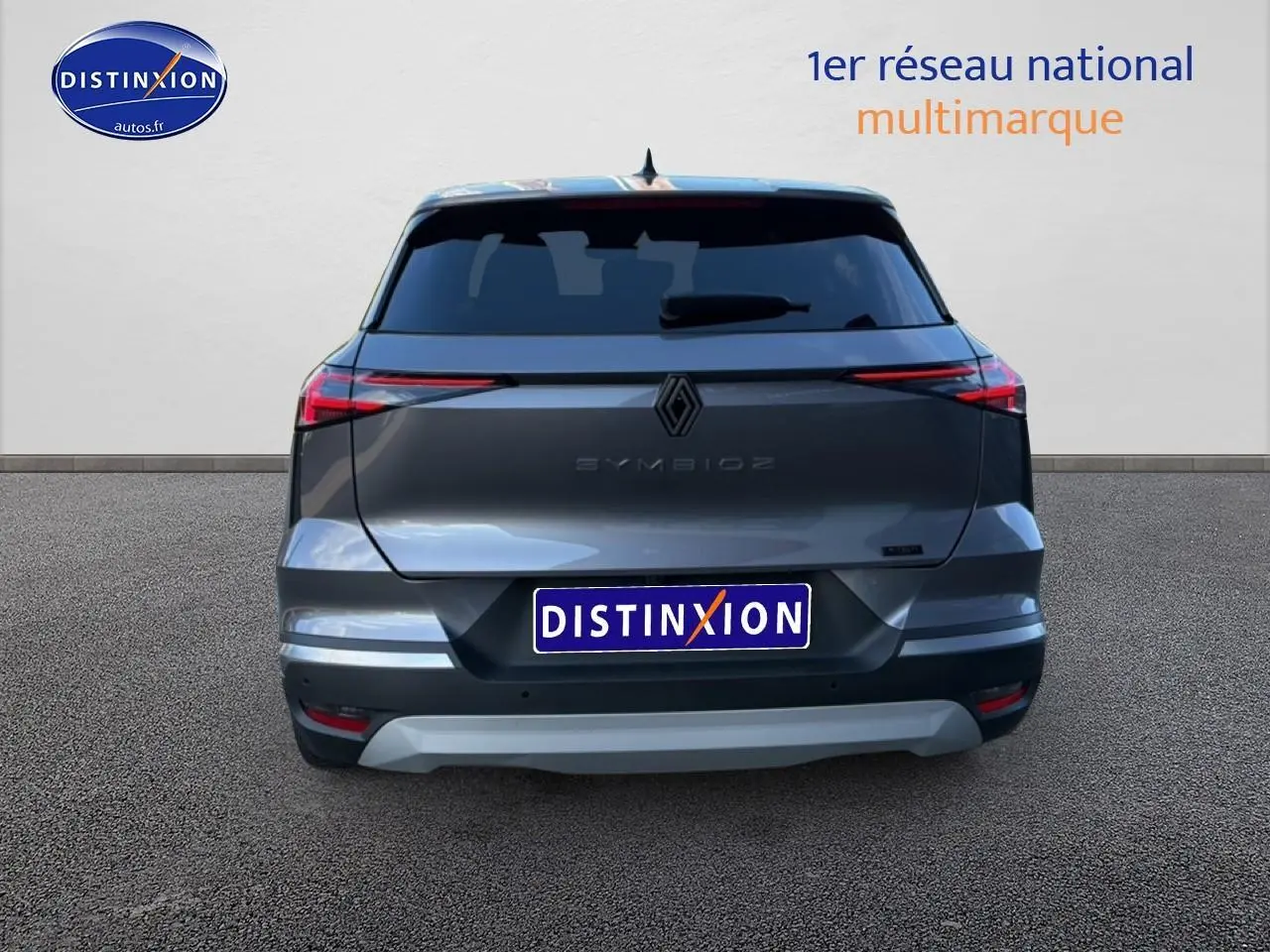 Vue arrière d'un Renault Symbioz gris foncé avec feux arrière fins et vitres arrière surteintées.