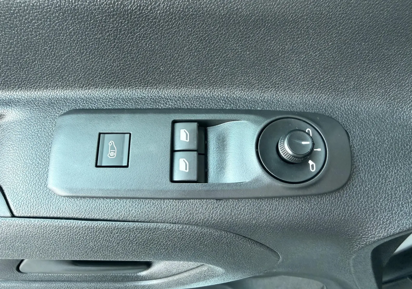 Panneau de commandes des vitres et rétroviseurs côté conducteur du Citroën Berlingo blanc 2019, version 1,5 BHDI Club.