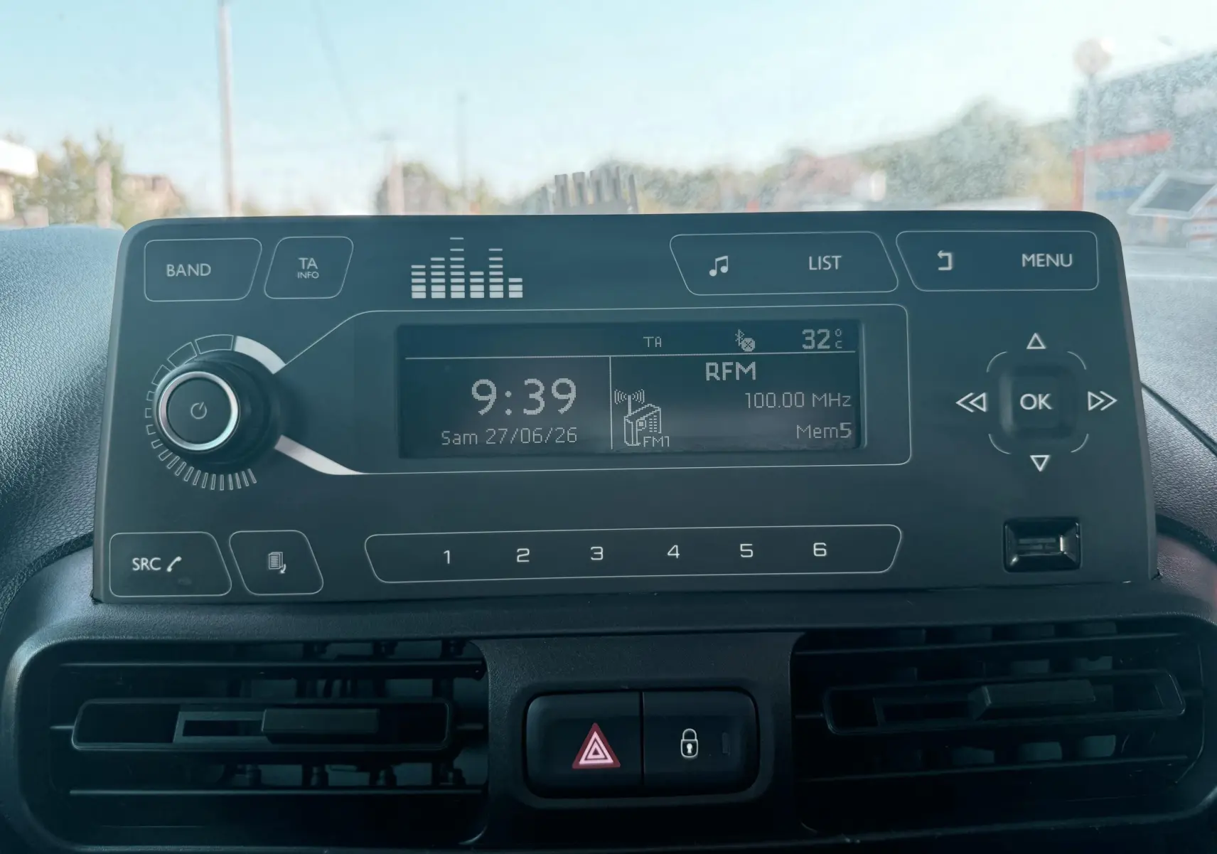 Tableau de bord du Citroën Berlingo 2019 avec radio numérique affichant l'heure et la station RFM, vue frontale intérieure.