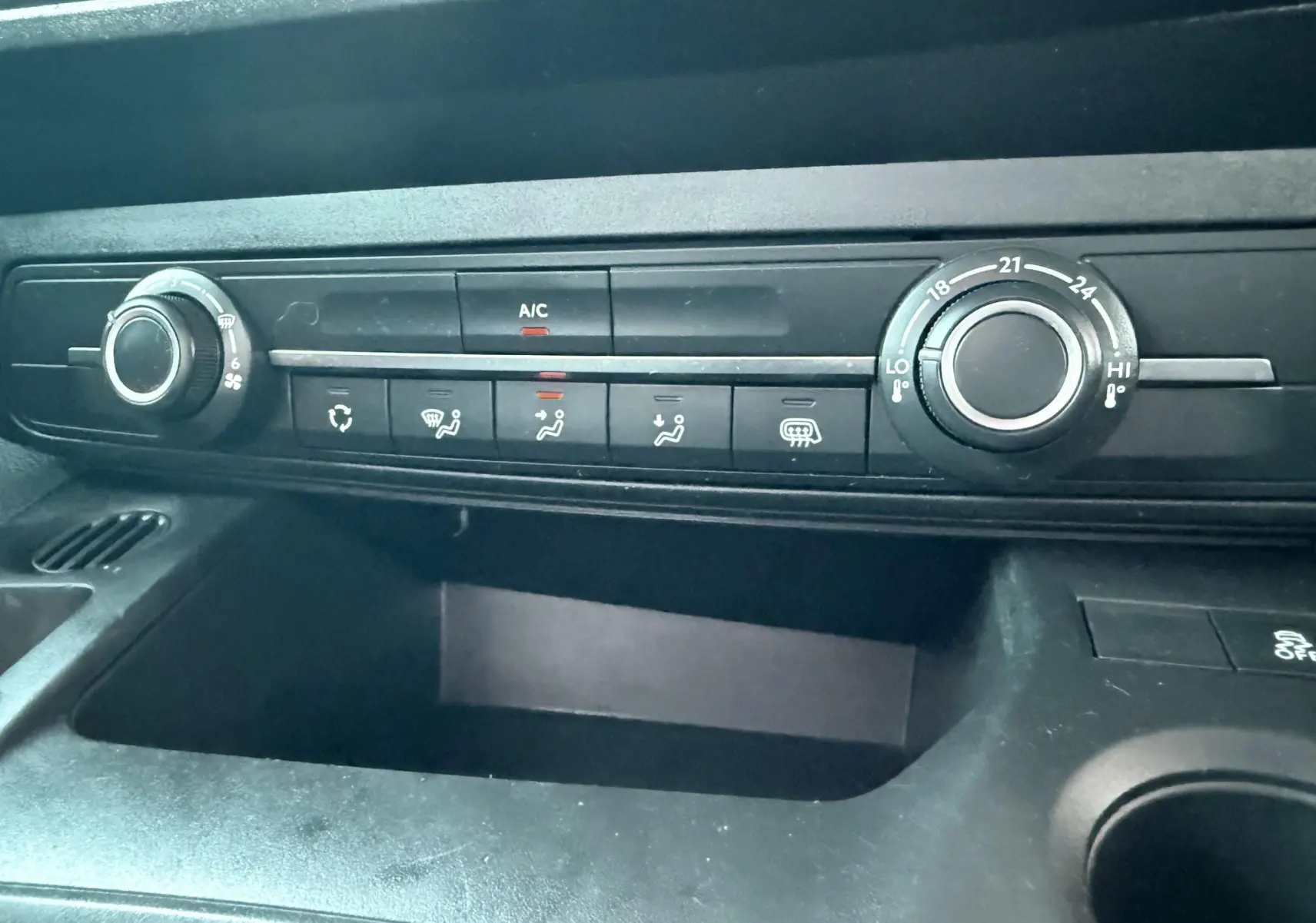 Détail de la console centrale du Citroën Berlingo 2019 blanc, montrant les commandes de climatisation manuelle.