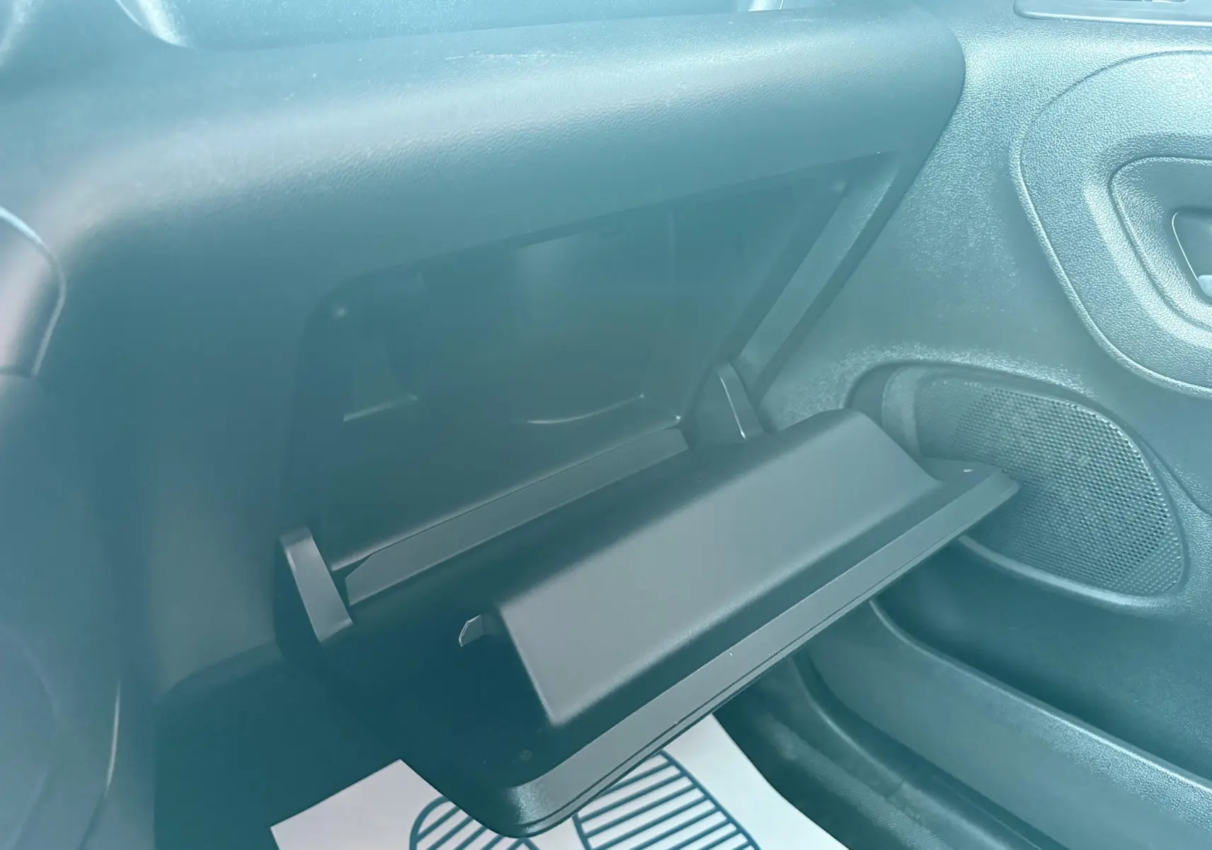 Gros plan sur la boîte à gants ouverte côté passager du Citroën Berlingo blanc 2019, intérieur noir.