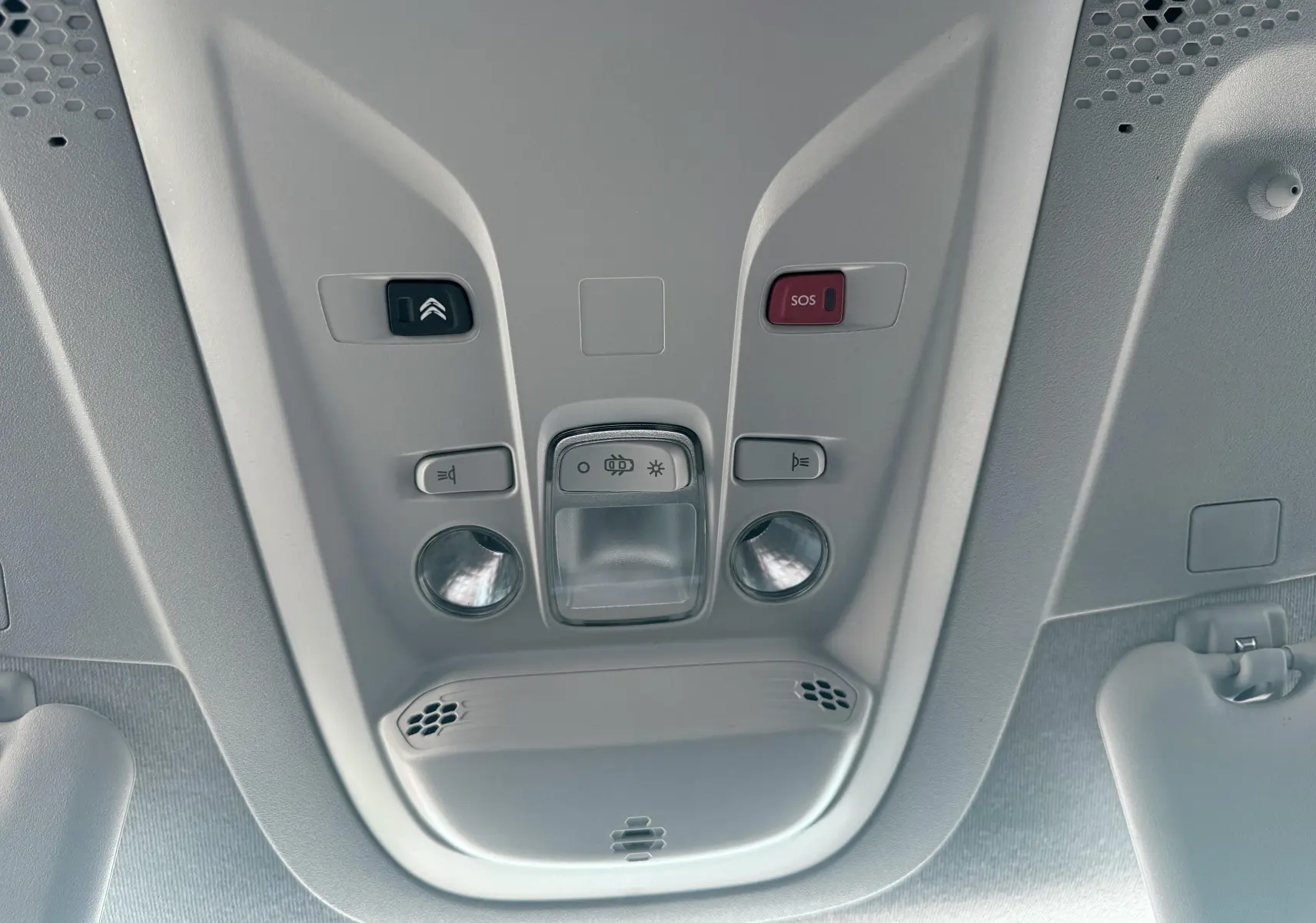 Vue en gros plan du plafonnier gris clair avec boutons de commande et alerte SOS du Citroën Berlingo blanc 2019.