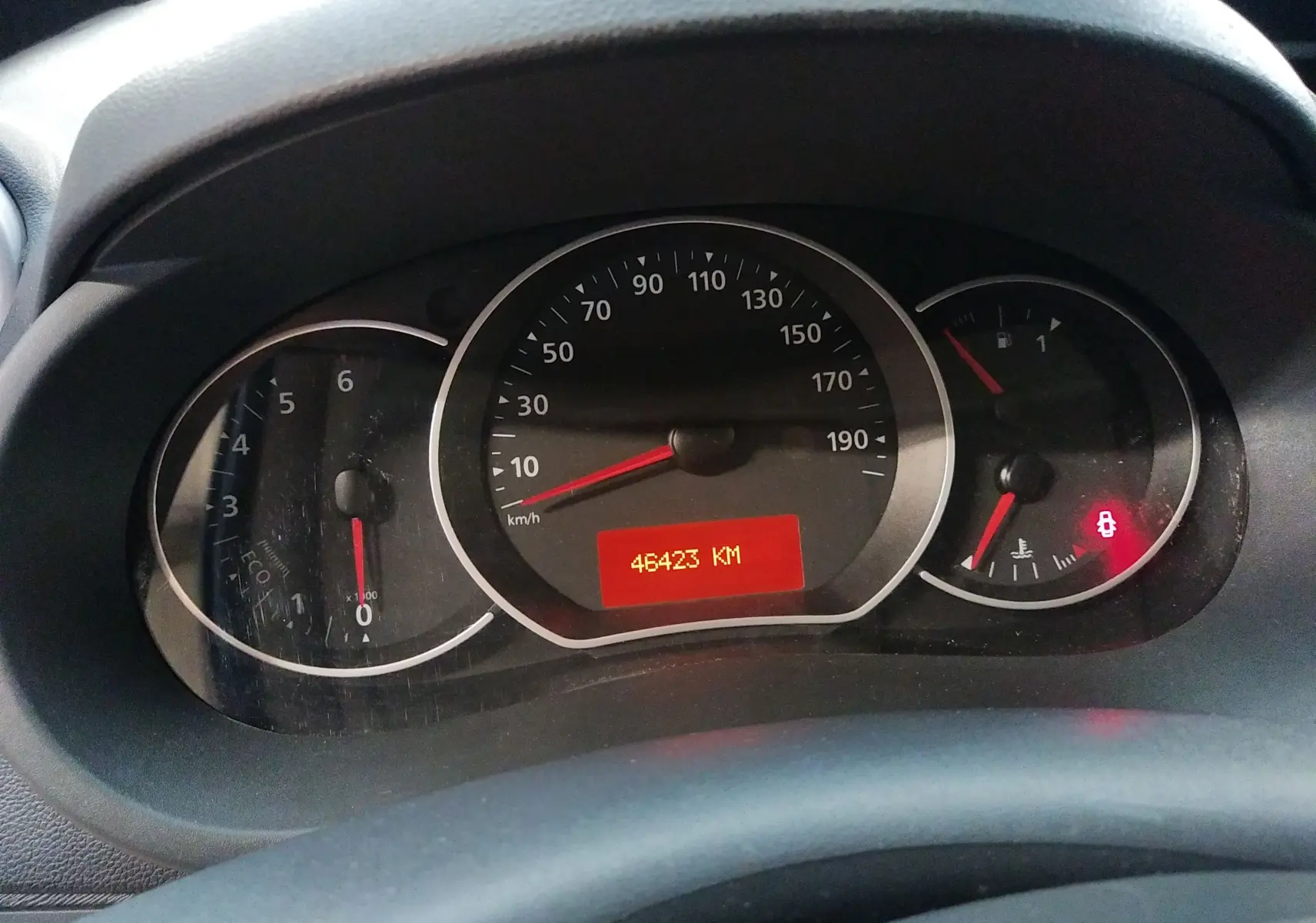 Vue rapprochée du tableau de bord du Renault Kangoo blanc 2019, affichant 46423 km au compteur.