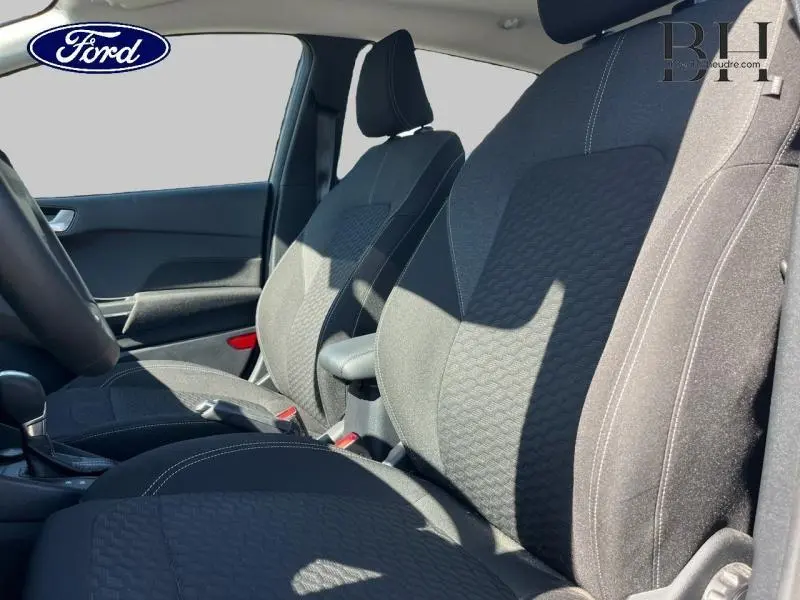 Vue intérieure rapprochée des sièges avant en tissu noir Kasbah de la Ford Fiesta 2022 Titanium Business.