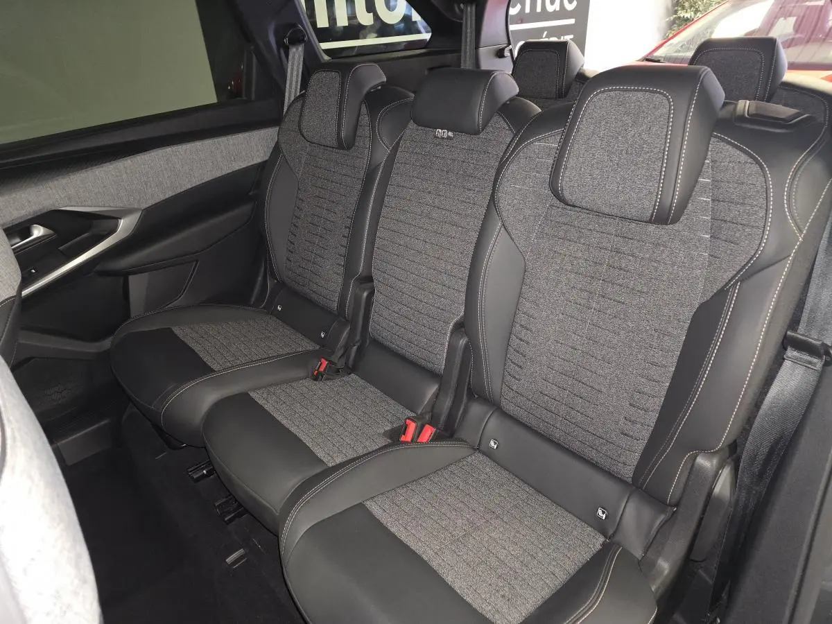 Vue intérieure côté gauche des sièges arrière gris tissu et cuir du Peugeot 5008 2025 finition Allure.
