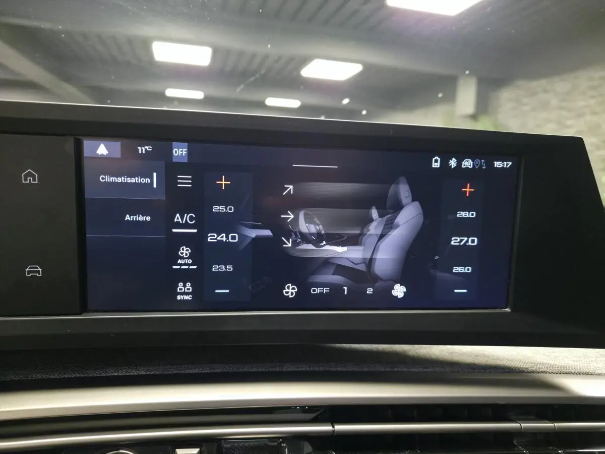 Écran tactile central du Peugeot 5008 gris 2025 affichant les réglages de climatisation tri-zone.