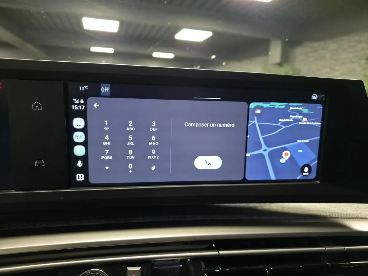 Écran tactile du tableau de bord Peugeot 5008 2025 affichant un clavier téléphonique et une carte GPS.