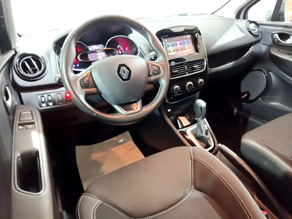 Vue intérieure côté conducteur de la Renault Clio Business 2018 avec volant cuir multifonctions et écran tactile central.