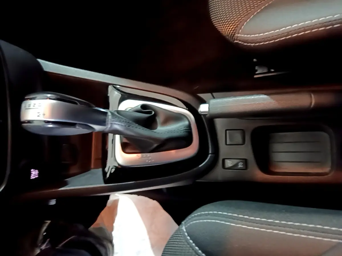 Gros plan sur la console centrale de la Renault Clio Business 2018, montrant la boîte auto et frein à main noir.