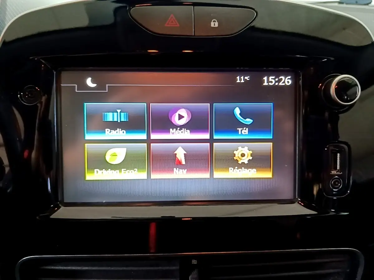 Écran tactile central de la Renault Clio Business 2018, affichant les options radio, média, téléphone et navigation.