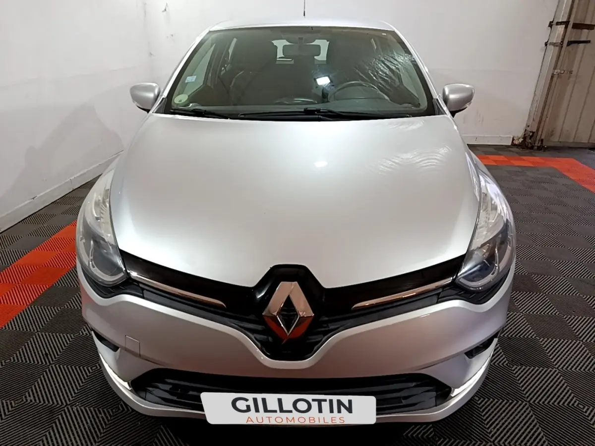Vue avant d'une Renault Clio Business gris clair, avec logo Renault bien visible sur la calandre noire.
