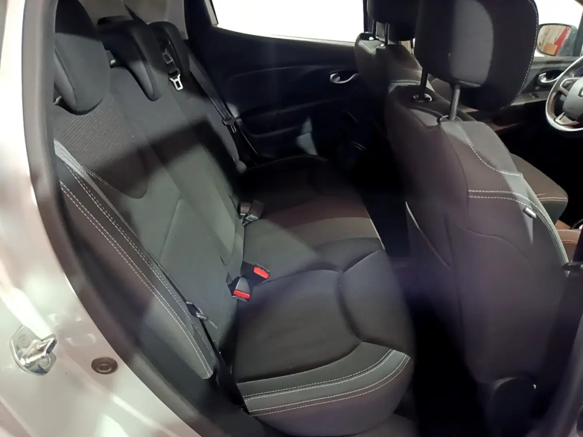 Vue intérieure côté gauche sur la banquette arrière noire avec surpiqûres blanches d’une Renault Clio gris clair 2018.