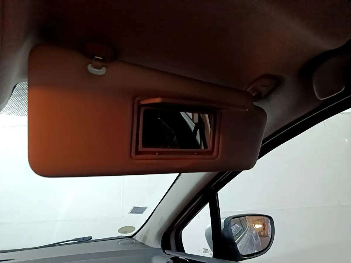 Détail du pare-soleil avec miroir intégré côté conducteur dans une Renault Clio gris clair de 2018.