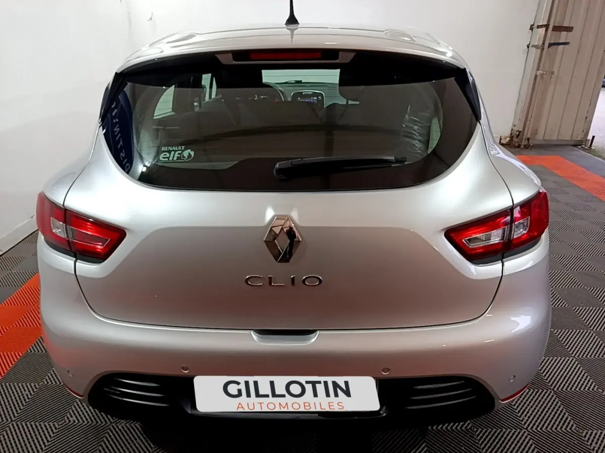 Vue arrière d'une Renault Clio gris clair 2018 avec feux arrière LED et logo Renault bien visible.