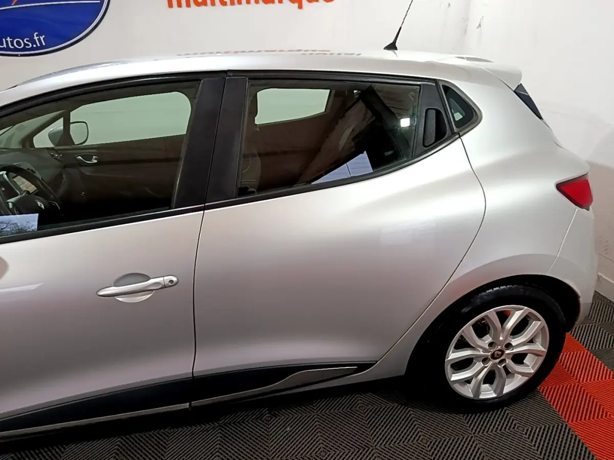 Profil côté gauche d'une Renault Clio Business gris clair de 2018, avec jantes alliage et poignées de porte couleur carrosserie.