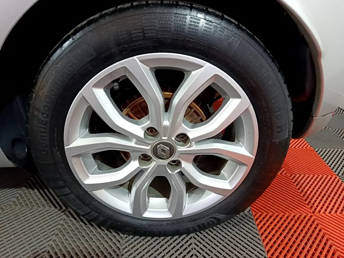 Gros plan sur la roue avant droite gris clair d’une Renault Clio Business dCi 90 EDC 2018 avec jante alliage distinctive.