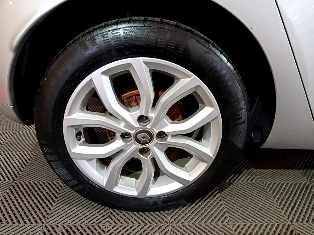 Gros plan sur la roue avant droite gris clair d’une Renault Clio Business dCi 90 EDC 2018 avec jante alliage distinctive.