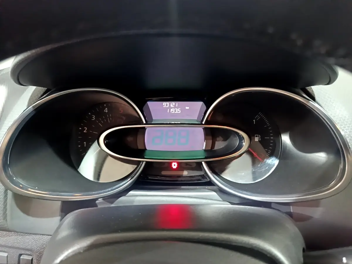 Vue rapprochée du tableau de bord numérique de la Renault Clio Business dCi 90 EDC 2018 avec affichage multi-fonctions.