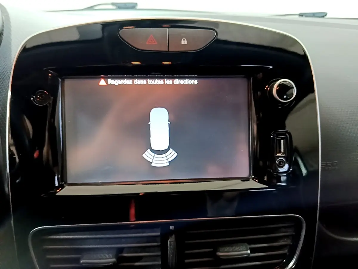 Écran tactile noir du tableau de bord de la Renault Clio Business 2018 affichant l’aide au stationnement arrière.