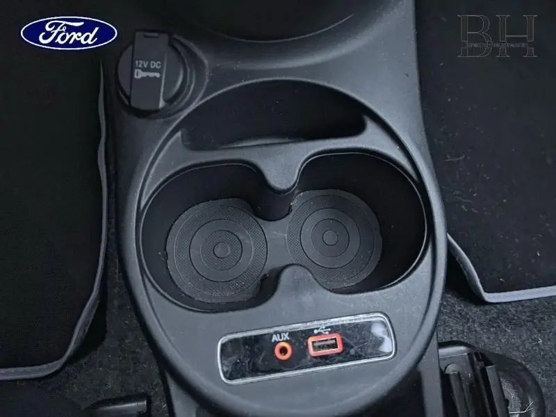 Vue intérieure centrée sur la console centrale noire d'une Fiat 500 Lounge 2018 en gris métal.