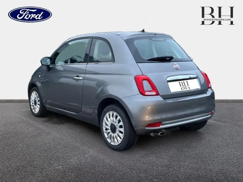 Fiat 500 Lounge gris métallisé vue 3/4 arrière droit, avec jantes alu et feux arrière LED distinctifs.