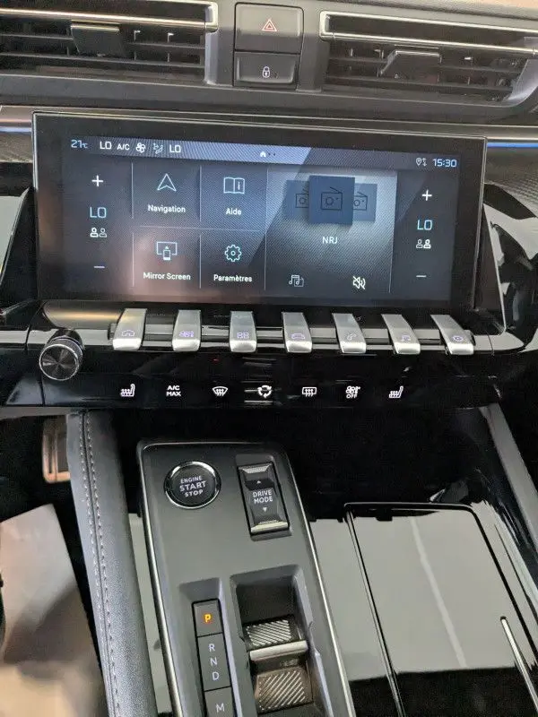 Vue rapprochée de la console centrale du Peugeot 508 SW gris Selenium 2024, avec écran tactile et commandes modernes.