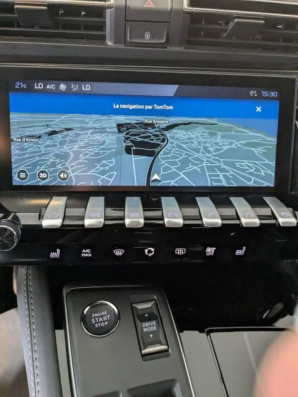 Vue rapprochée de la console centrale de la Peugeot 508 SW gris selenium 2024, avec écran tactile GPS et commandes tactiles.
