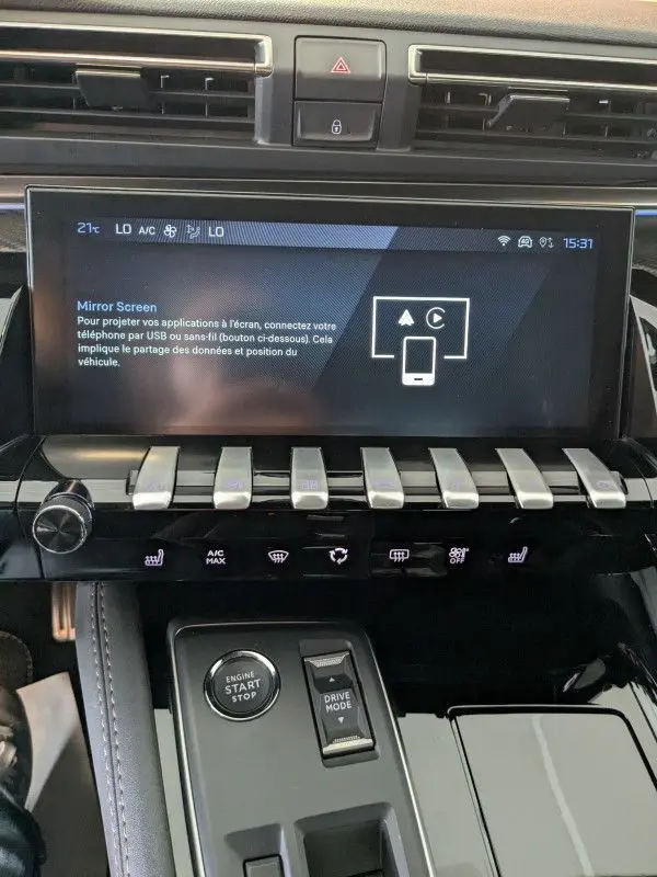 Vue rapprochée de la console centrale du Peugeot 508 SW gris, avec écran tactile Mirror Screen et commandes tactiles éclairées.
