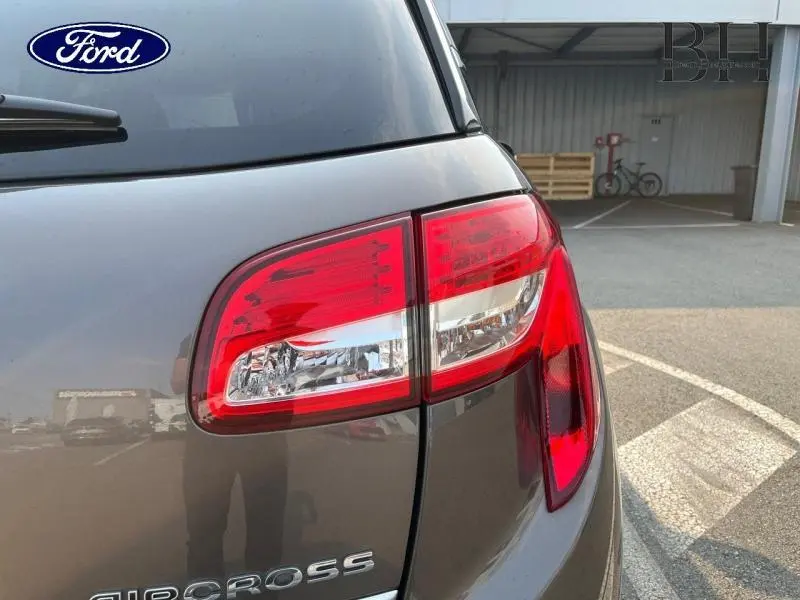 Feu arrière droit rouge et blanc du Citroën C4 Aircross brun Mangaro en vue arrière côté droit.