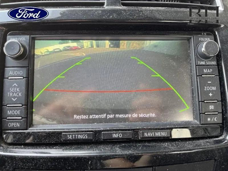 Écran tactile de caméra de recul d'une Citroën C4 Aircross brun Mangaro, vue arrière avec lignes de guidage vertes et rouges.