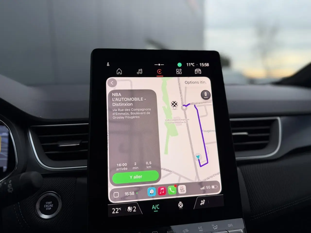Vue intérieure centrée sur l'écran tactile 10 pouces du tableau de bord du Renault Captur Bleu Iron 2025.