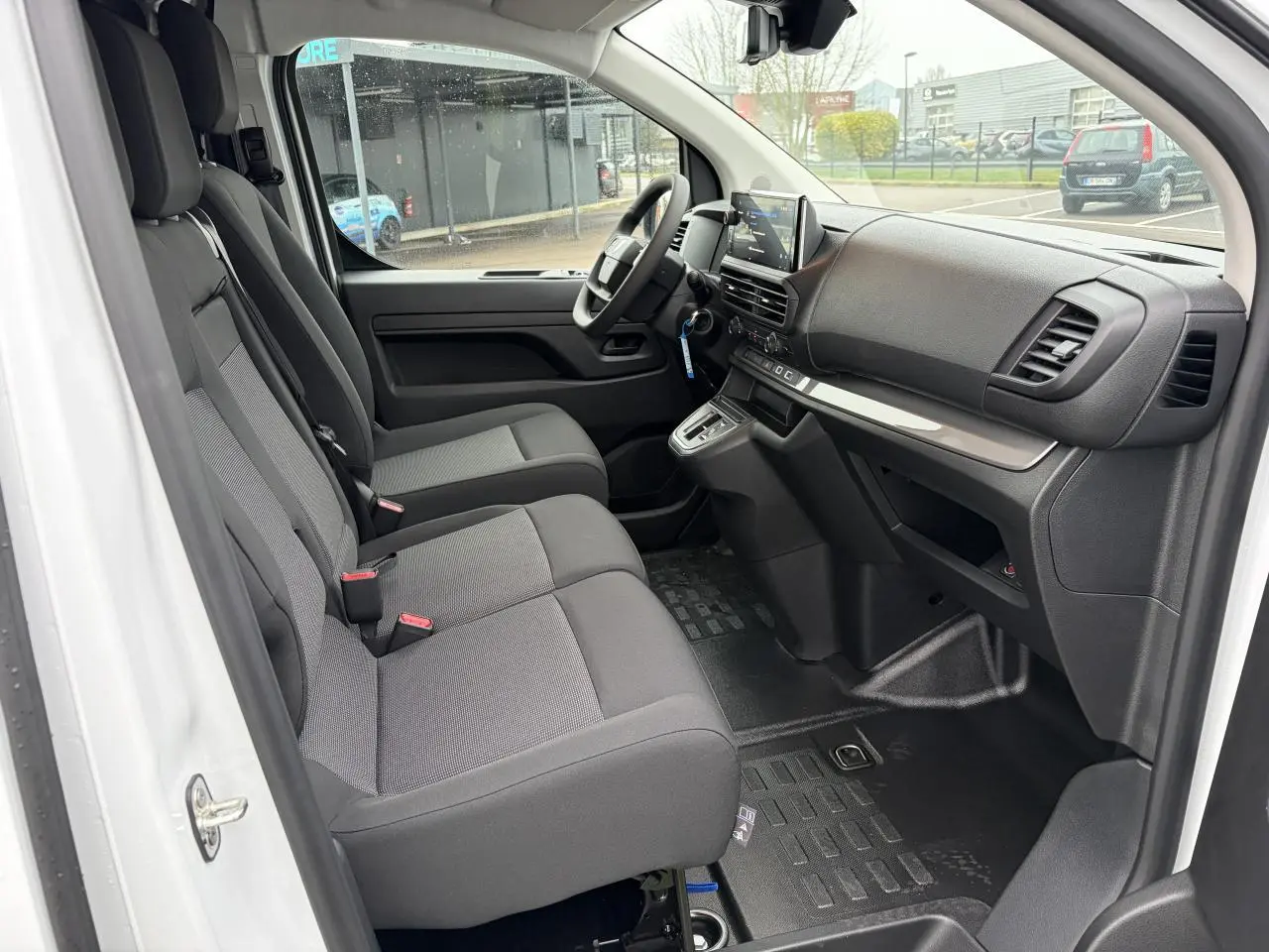 Vue intérieure côté conducteur du Peugeot Expert Fourgon blanc Icy 2025, montrant la banquette 2 places et le tableau de bord moderne.