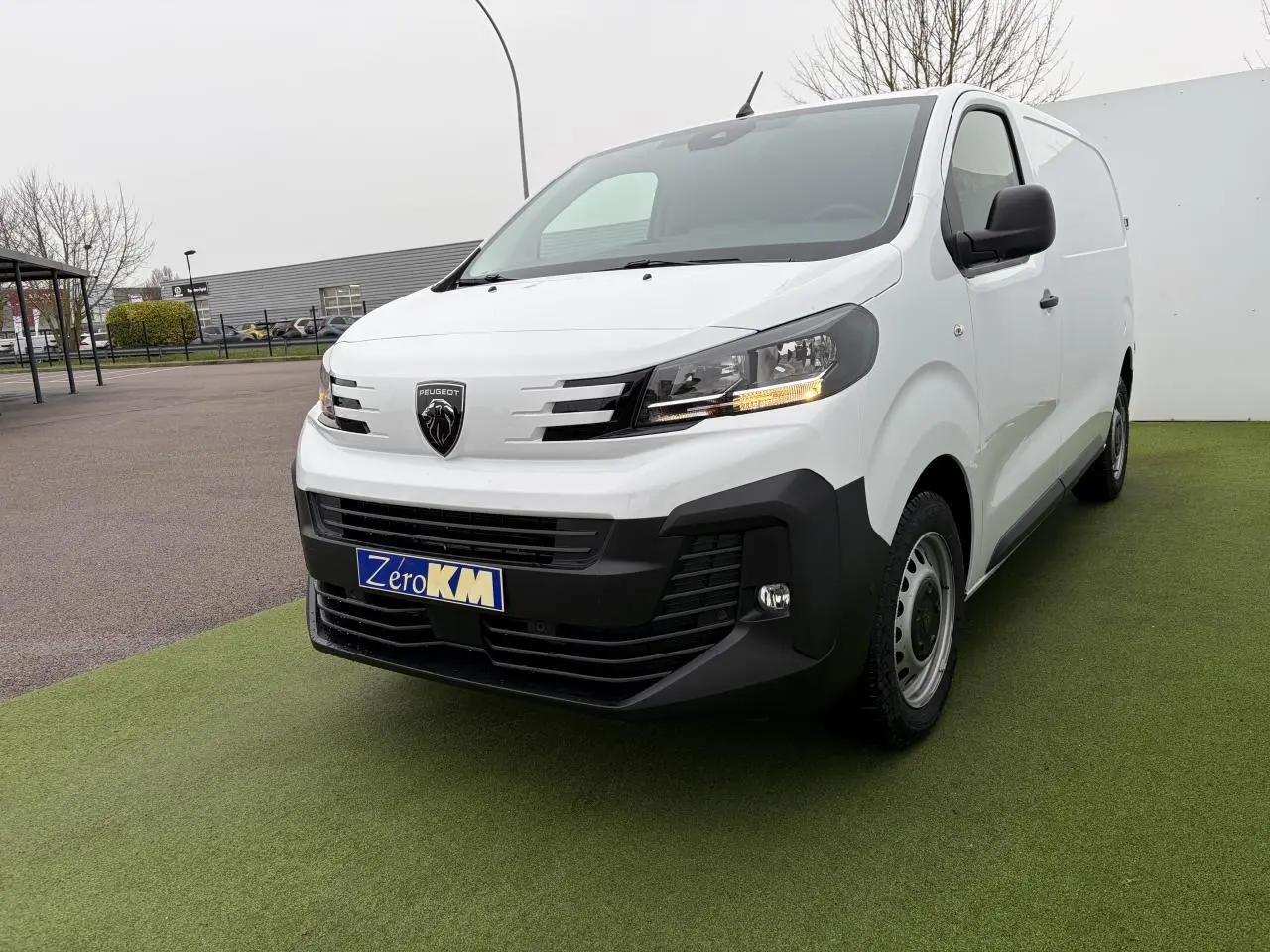 Peugeot Expert Fourgon blanc Icy en 3/4 avant droit, avec calandre noire et jantes tôles grises.