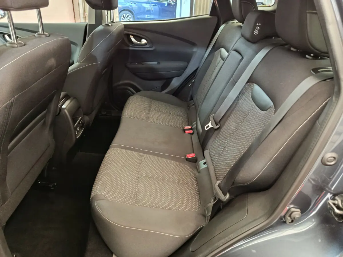 Vue intérieure côté droit des sièges arrière noirs du Renault Kadjar Business Blue dCi 115 EDC 2022, avec ceinture et appuie-tête.