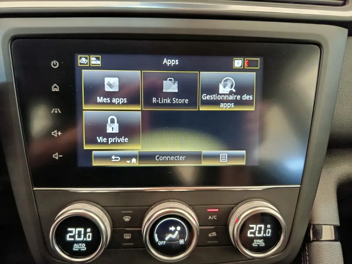 Écran tactile central du tableau de bord du Renault Kadjar Business gris foncé, affichant le menu des applications.