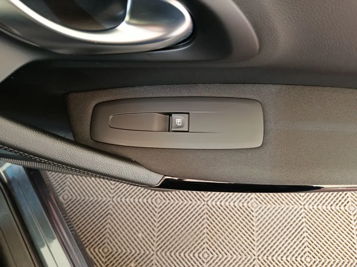 Détail de la commande de lève-vitre côté conducteur dans une Renault Kadjar gris foncé, version Business 2022.
