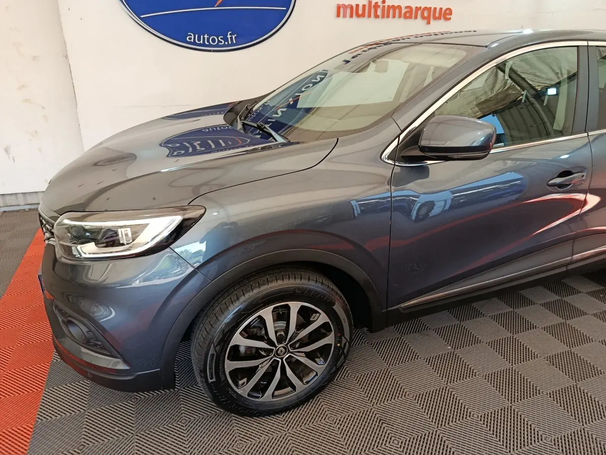 Vue 3/4 avant droit du Renault Kadjar Business gris foncé, mettant en valeur les phares LED et les jantes alliage.